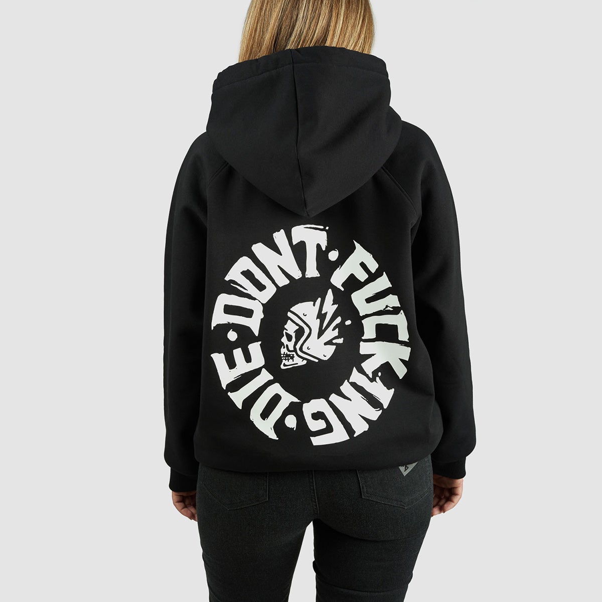 Pando Moto｜マックス ドント ダイ フーディ｜トップス｜ブラック｜モデル着用