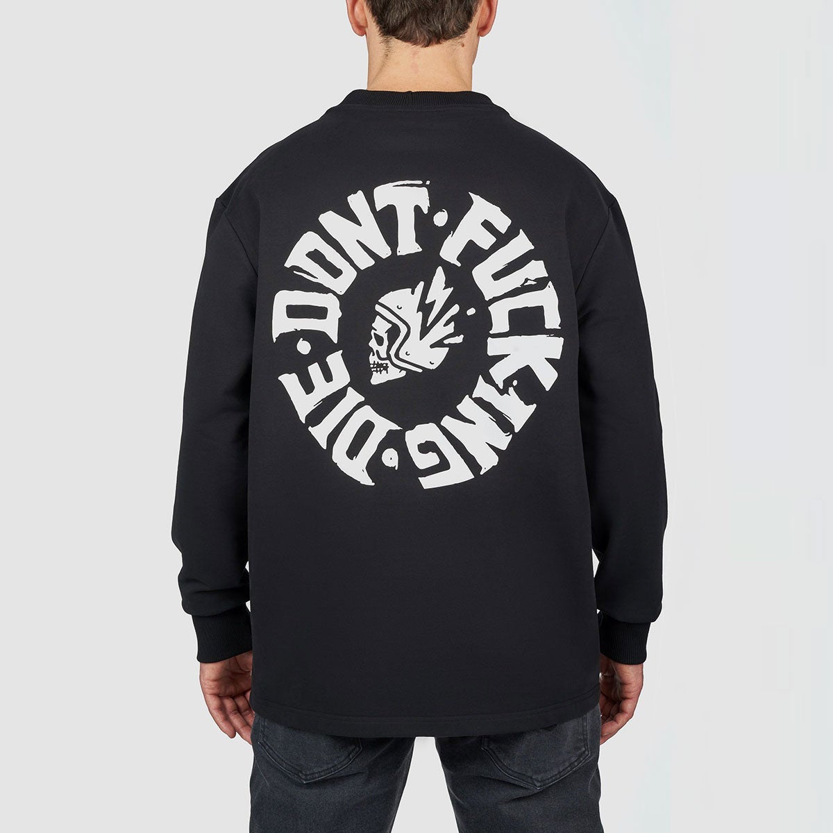 Pando Moto｜トミー ドント ダイ オーバーサイズ ロングスリーブ Tシャツ｜トップス｜ブラック｜モデル着用