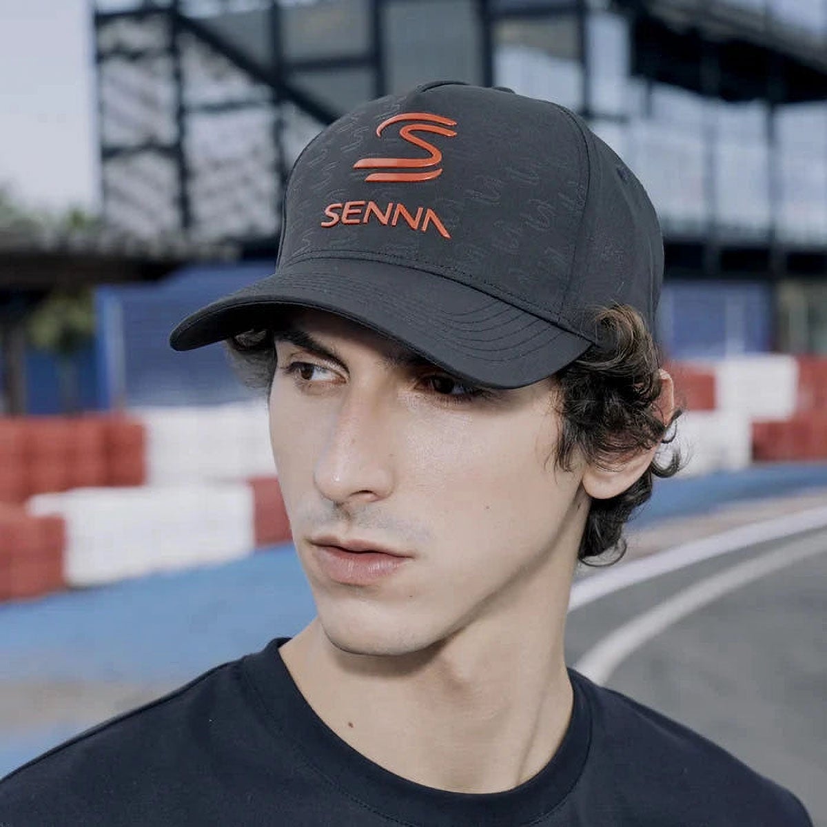 Ayrton Senna｜アイルトン・セナ F1 デボスカーブドバイザー キャップ｜帽子｜ブラック｜モデル着用