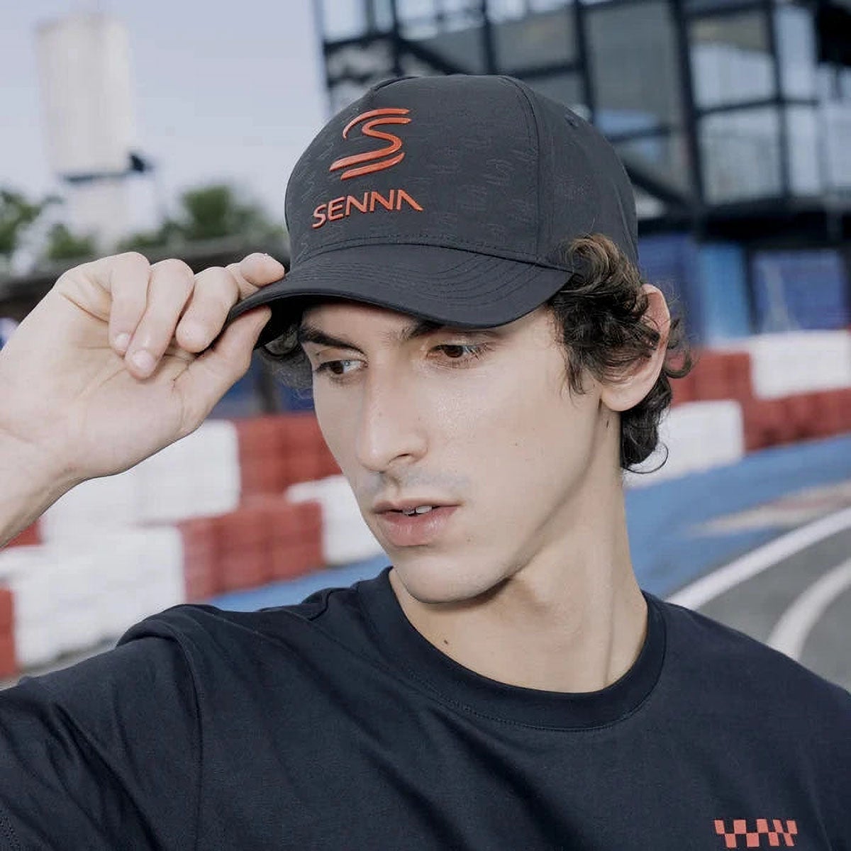 Ayrton Senna｜アイルトン・セナ F1 デボスカーブドバイザー キャップ｜帽子｜ブラック｜モデル着用