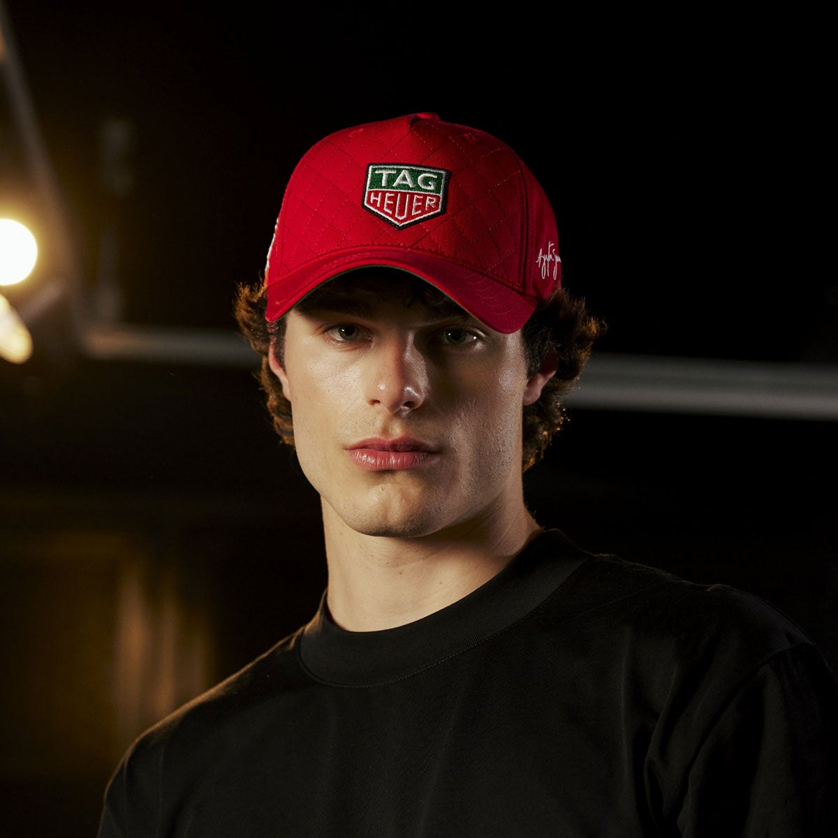 Ayrton Senna｜アイルトン・セナ タグ・ホイヤー プレミアムタグ キルティング キャップ｜帽子｜レッド｜モデル着用