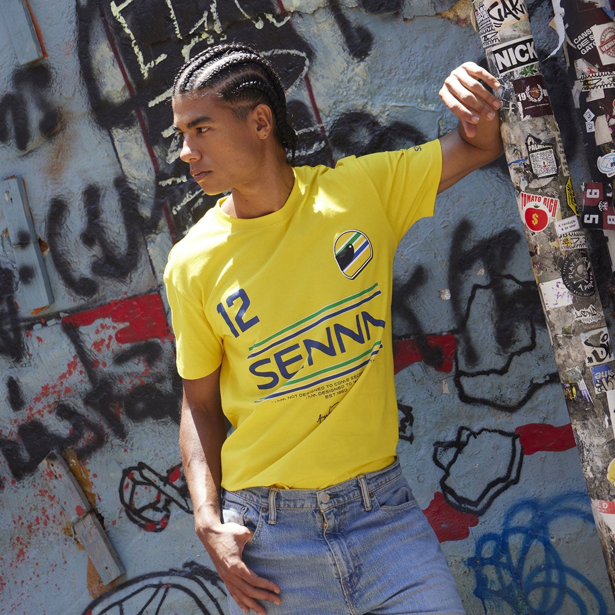 Ayrton Senna｜ アイルトン・セナ 12 ストライプ Tシャツ｜ウェア｜イエロー｜モデル着用