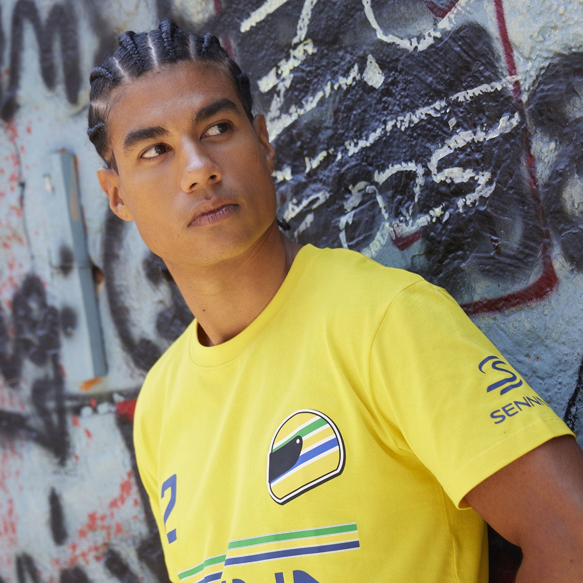 Ayrton Senna｜ アイルトン・セナ 12 ストライプ Tシャツ｜ウェア｜イエロー｜モデル着用