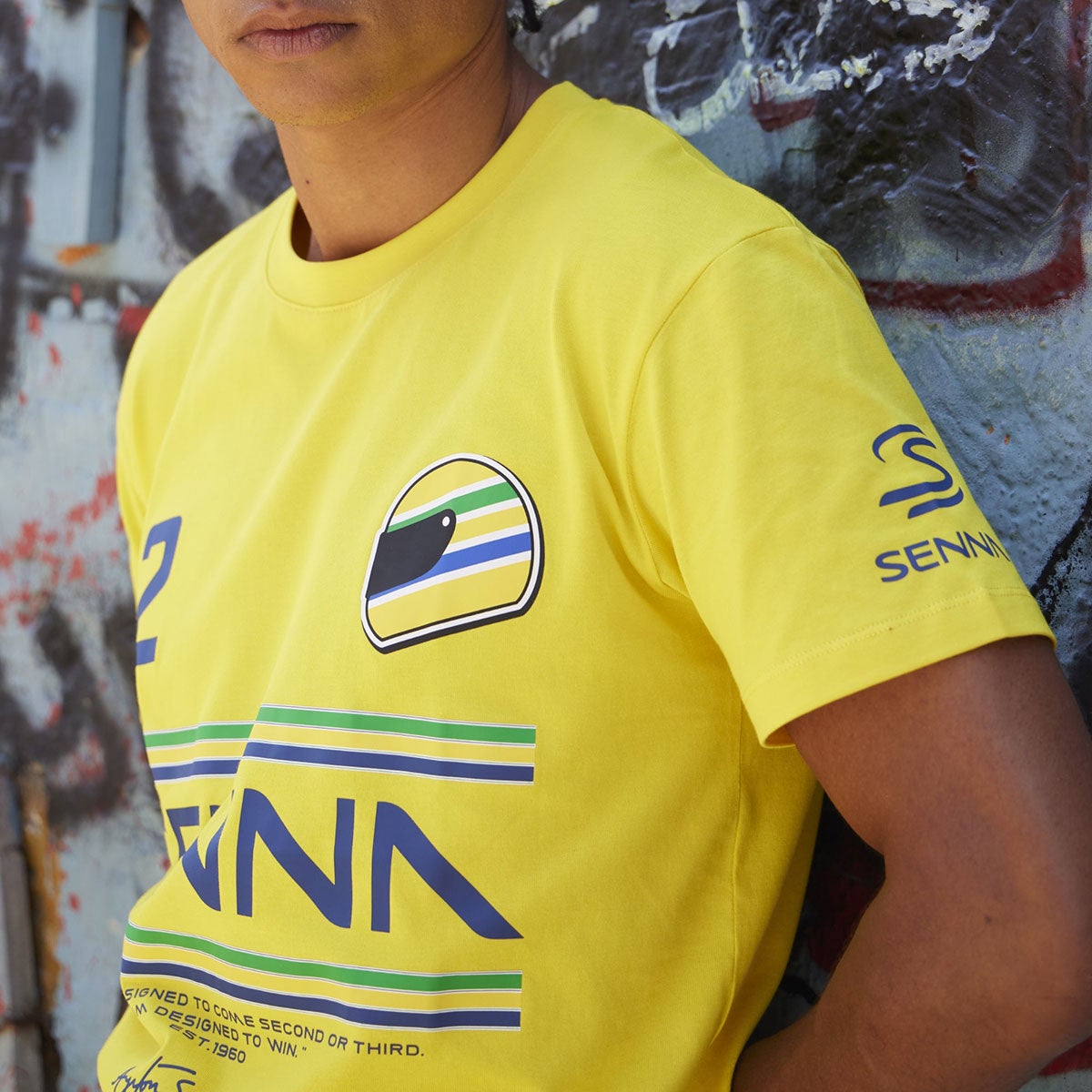 Ayrton Senna｜ アイルトン・セナ 12 ストライプ Tシャツ｜ウェア｜イエロー｜モデル着用