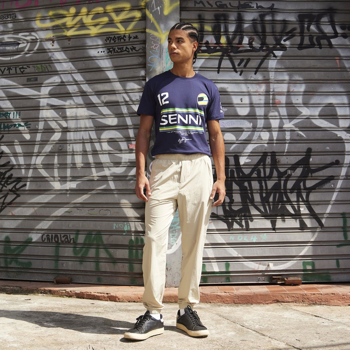 Ayrton Senna｜ アイルトン・セナ 12 ストライプ Tシャツ｜ウェア｜ネイビー｜モデル着用