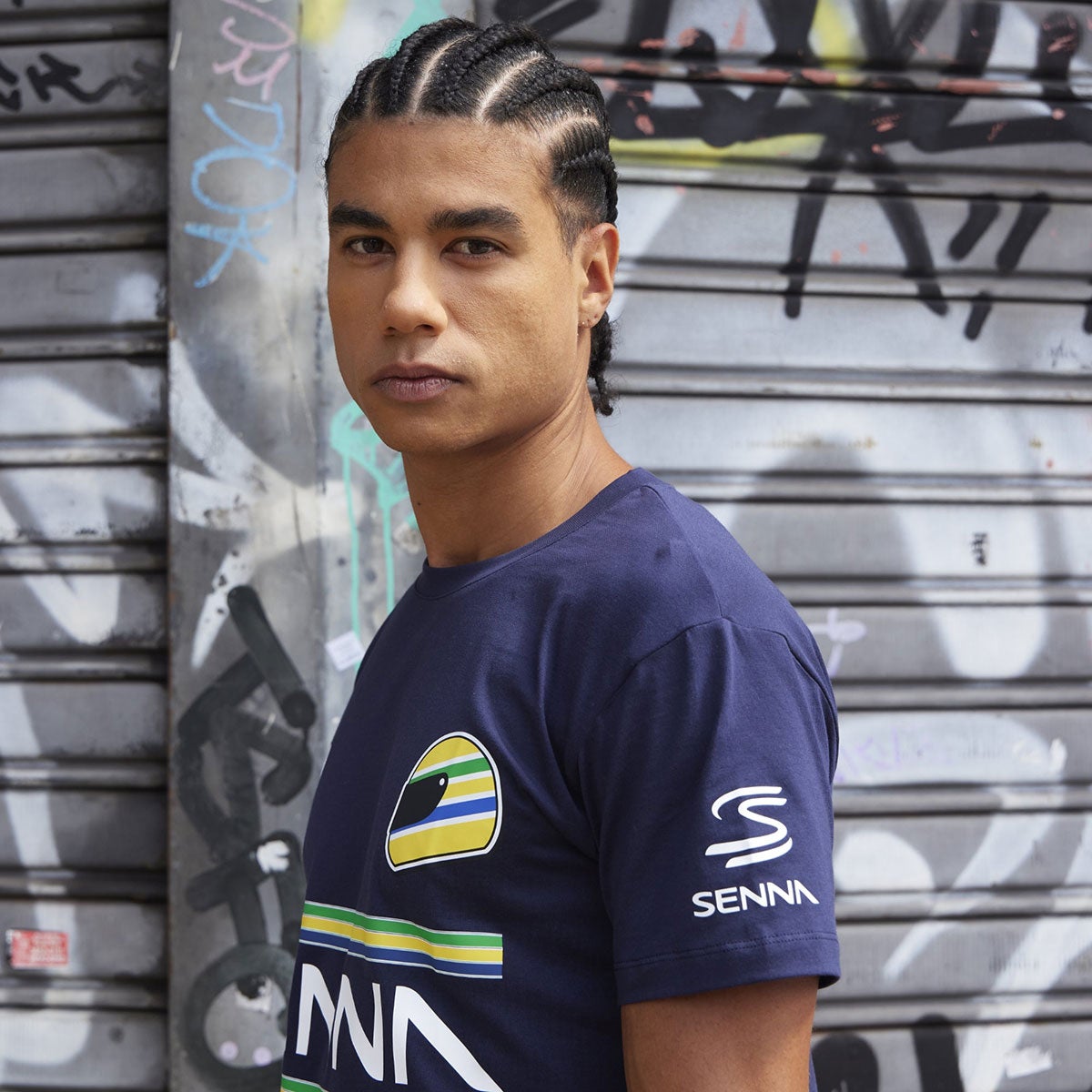 Ayrton Senna｜ アイルトン・セナ 12 ストライプ Tシャツ｜ウェア｜ネイビー｜モデル着用