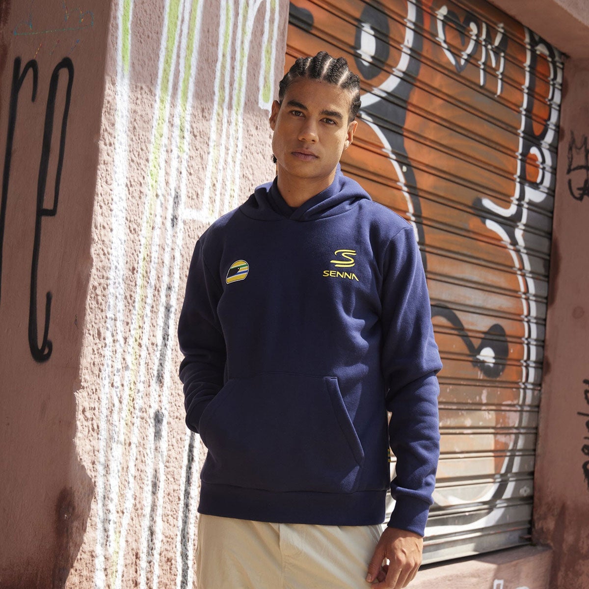 Ayrton Senna｜アイルトン・セナ 12 プルオーバー フーディー｜フーディ｜ネイビー｜モデル着用