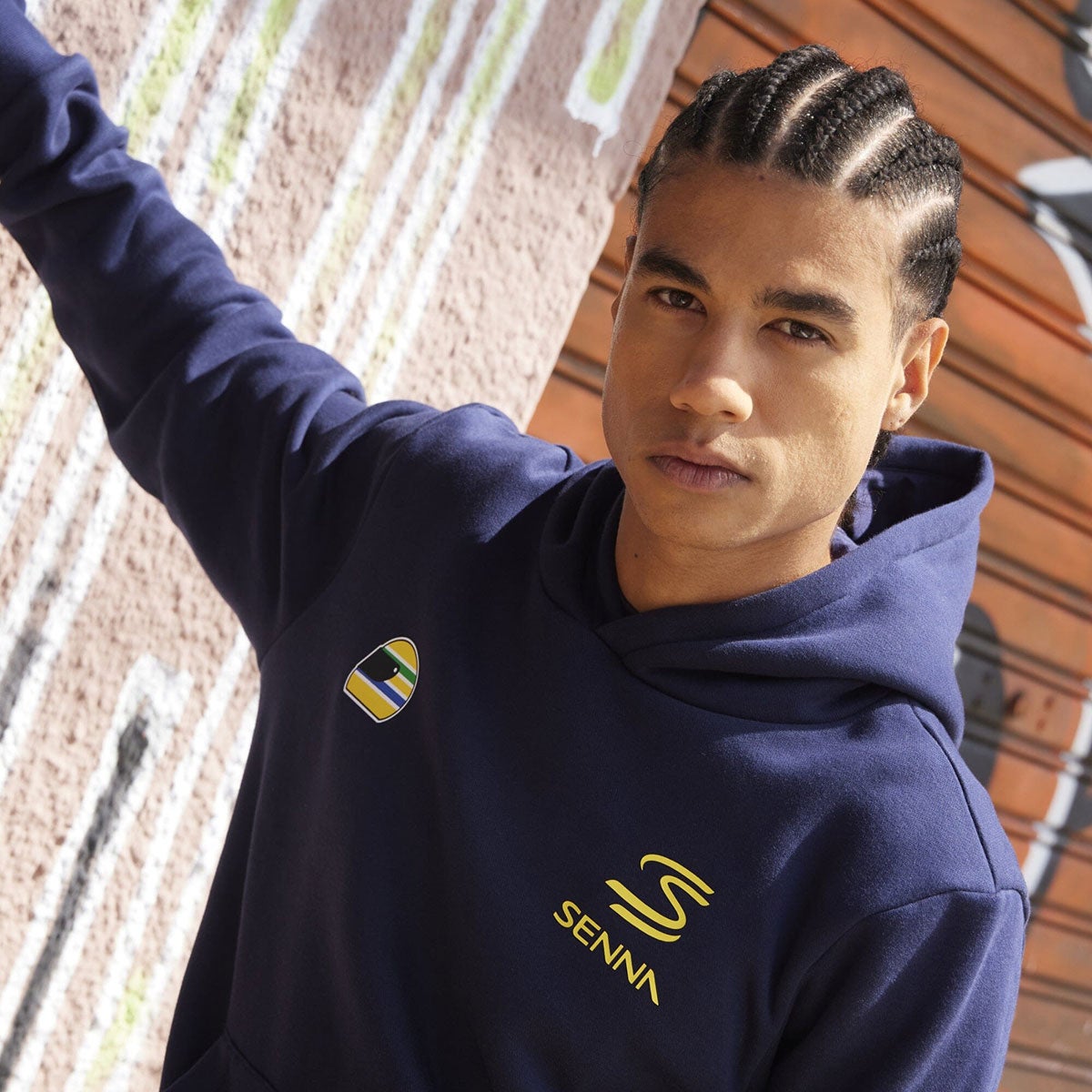 Ayrton Senna｜アイルトン・セナ 12 プルオーバー フーディー｜フーディ｜ネイビー｜モデル着用