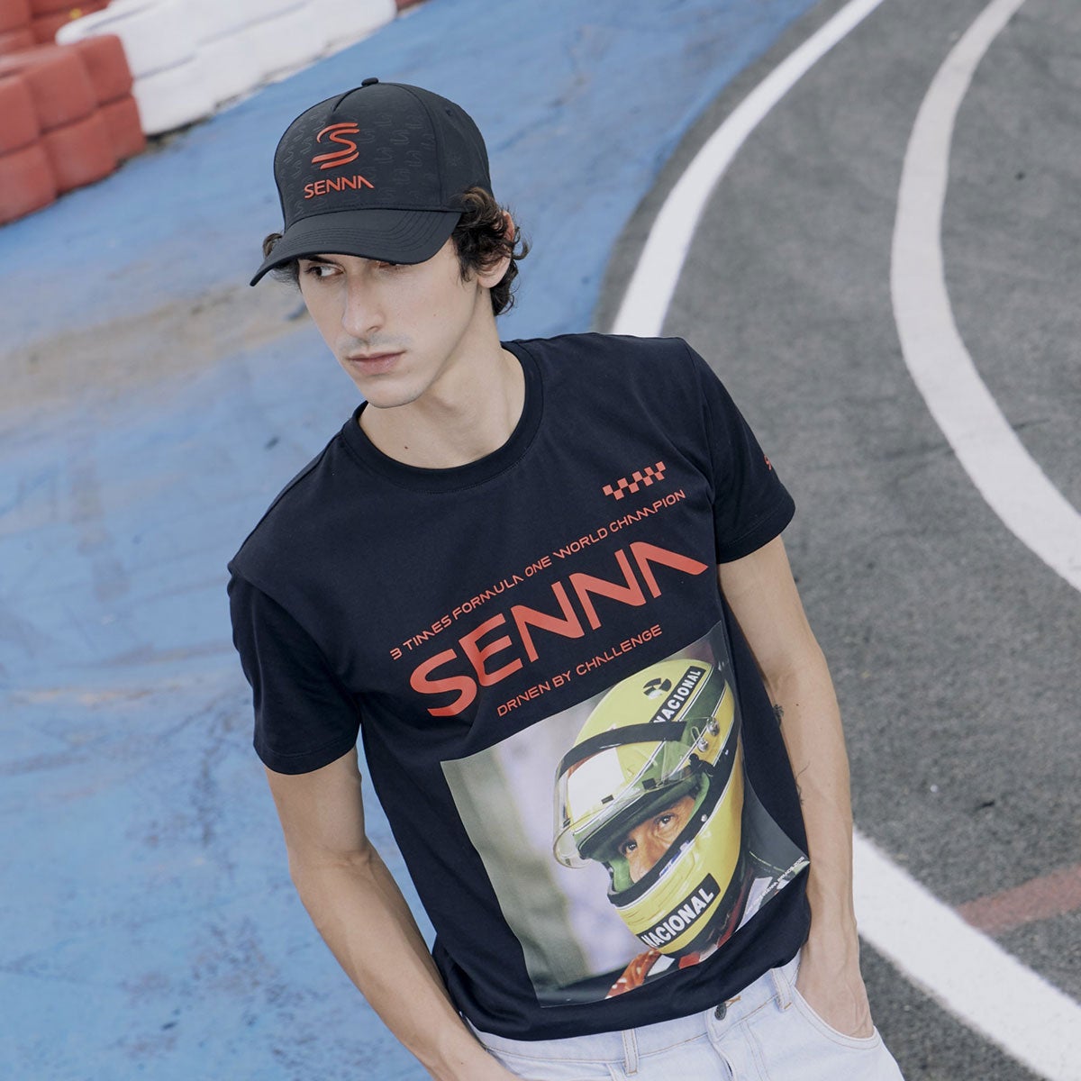 Ayrton Senna｜アイルトン・セナ レース Tシャツ｜ウェア｜ブラック｜モデル着用