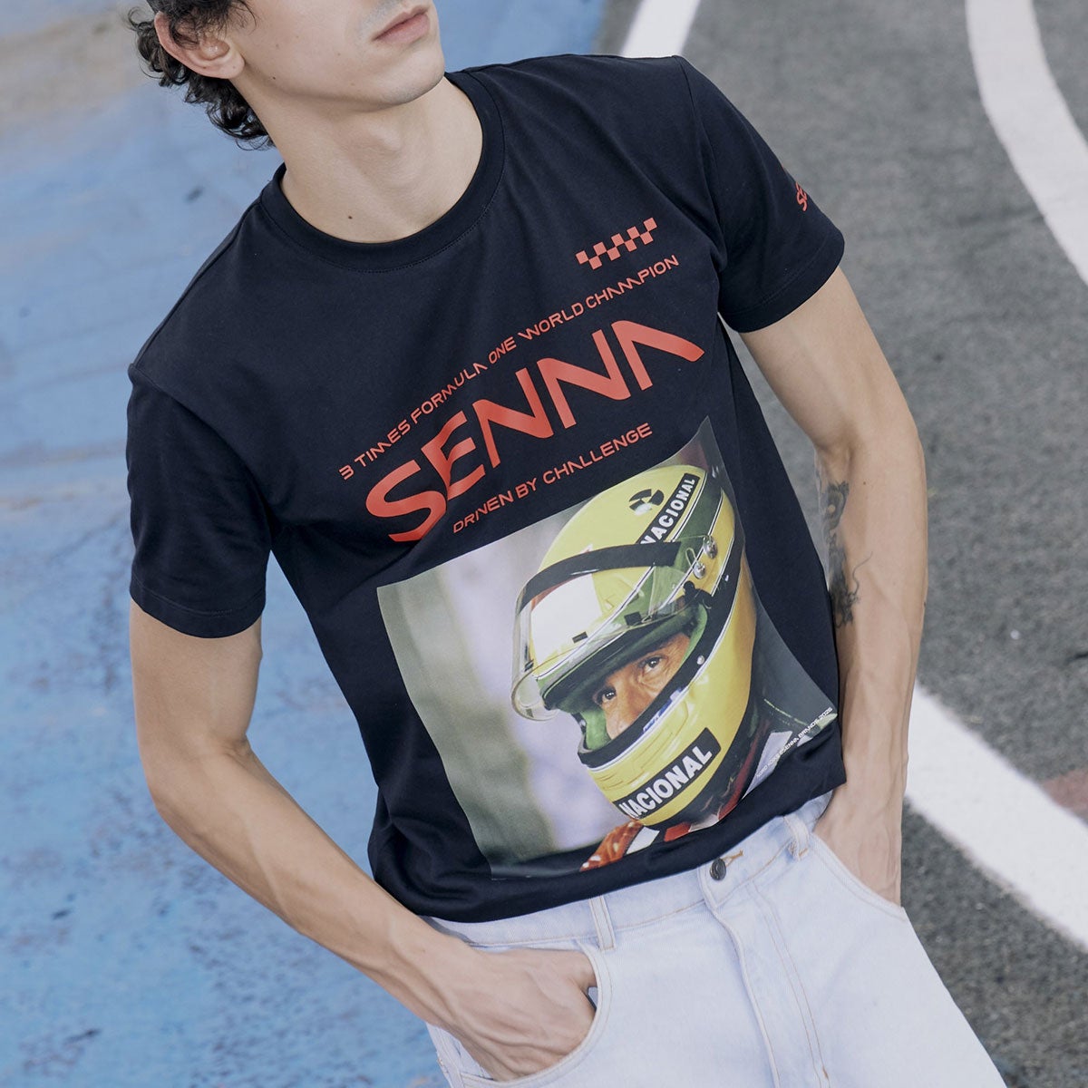 Ayrton Senna｜アイルトン・セナ レース Tシャツ｜ウェア｜ブラック｜モデル着用