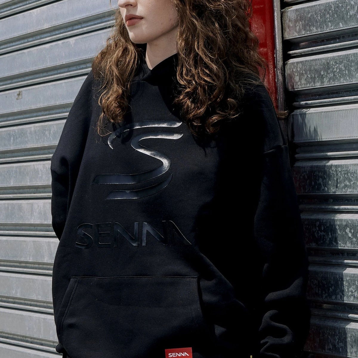 Ayrton Senna｜アイルトン・セナ リラックス フィット ロゴ フーディ｜ウェア｜ブラック｜モデル着用