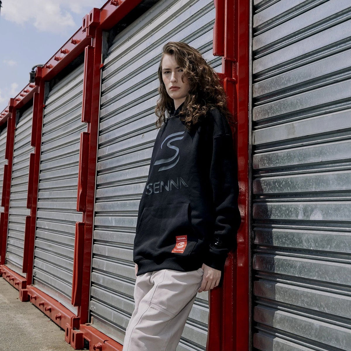 Ayrton Senna｜アイルトン・セナ リラックス フィット ロゴ フーディ｜ウェア｜ブラック｜モデル着用