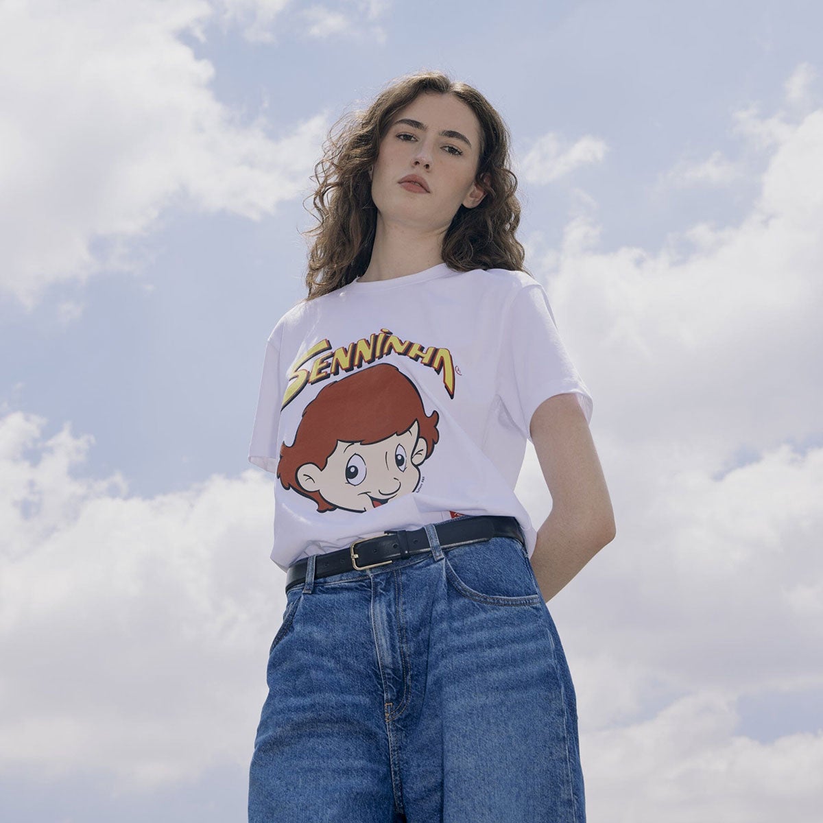 Ayrton Senna｜アイルトン・セナ セニーニャ フェイス Tシャツ｜ウェア｜ホワイト｜モデル着用