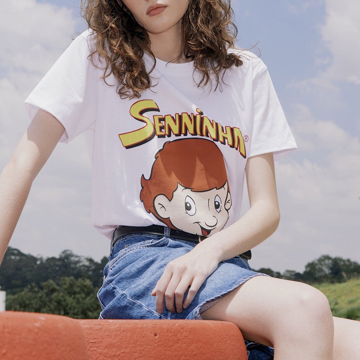Ayrton Senna｜アイルトン・セナ セニーニャ フェイス Tシャツ｜ウェア｜ホワイト｜モデル着用