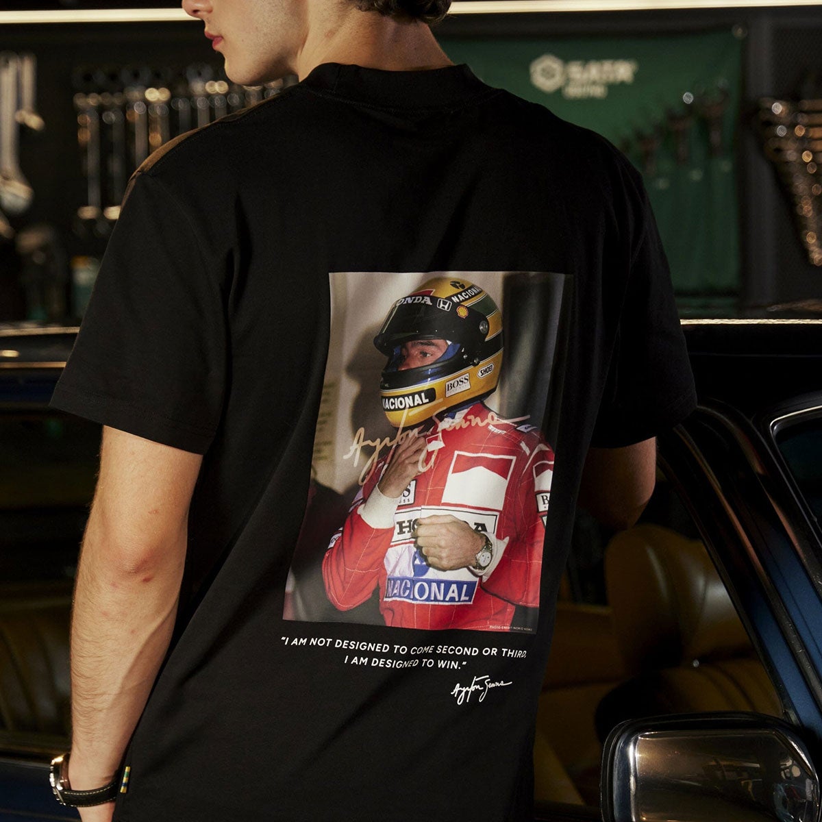 Ayrton Senna｜アイルトン・セナ タグ・ホイヤー オーバーサイズ デザインド トゥ ウィン Tシャツ｜ウェア｜ブラック｜モデル着用