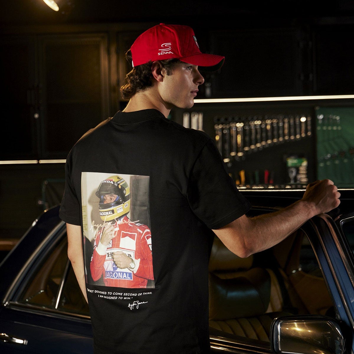 Ayrton Senna｜アイルトン・セナ タグ・ホイヤー オーバーサイズ デザインド トゥ ウィン Tシャツ｜ウェア｜ブラック｜モデル着用