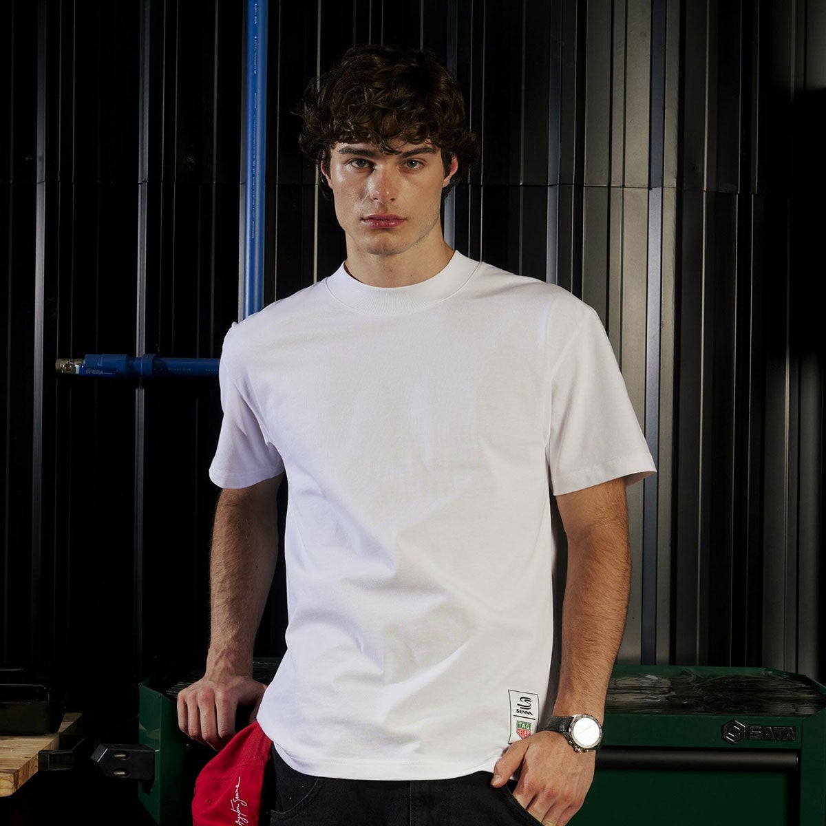 Ayrton Senna｜アイルトン・セナ タグ・ホイヤー オーバーサイズ デザインド トゥ ウィン Tシャツ｜ウェア｜ホワイト｜モデル着用