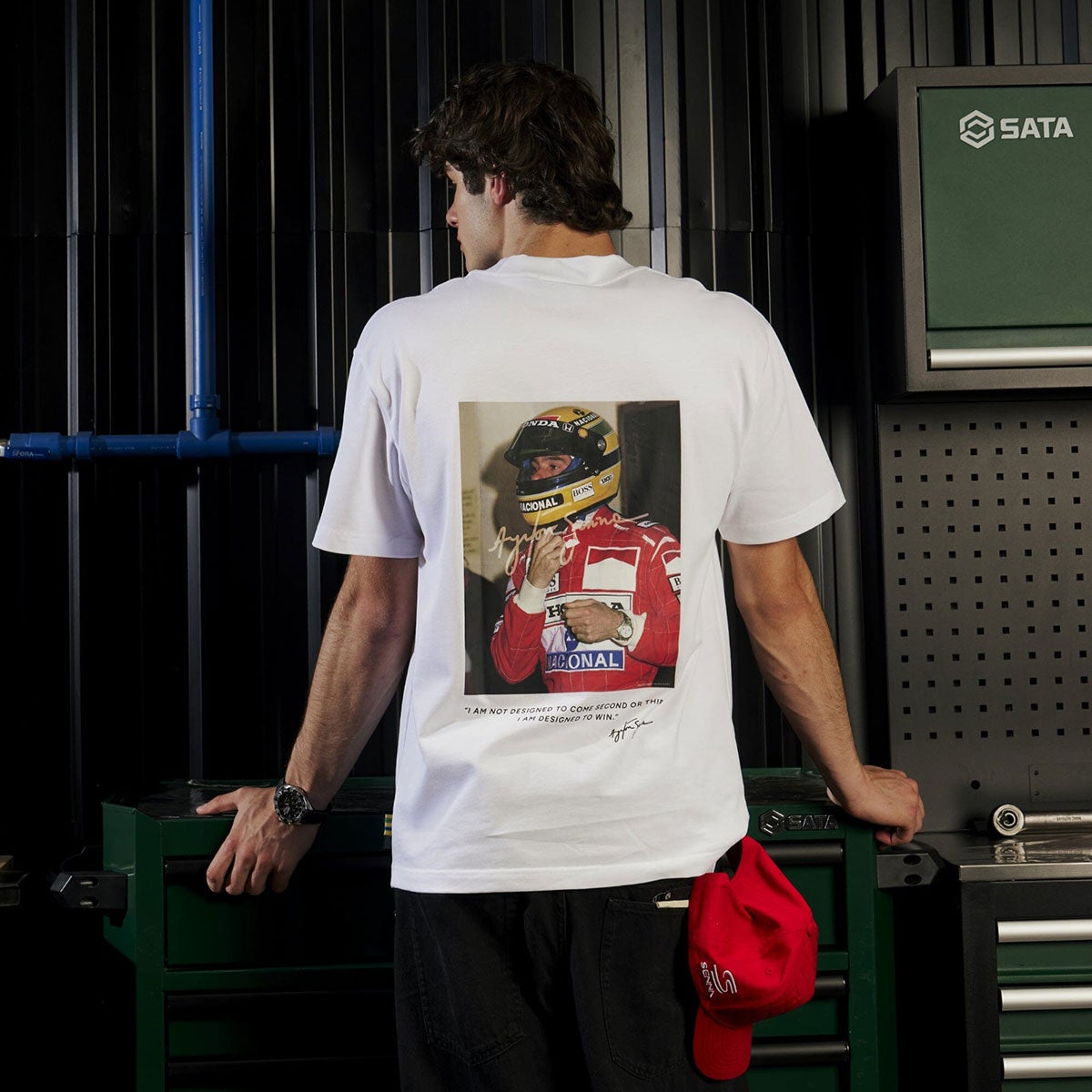 Ayrton Senna｜アイルトン・セナ タグ・ホイヤー オーバーサイズ デザインド トゥ ウィン Tシャツ｜ウェア｜ホワイト｜モデル着用