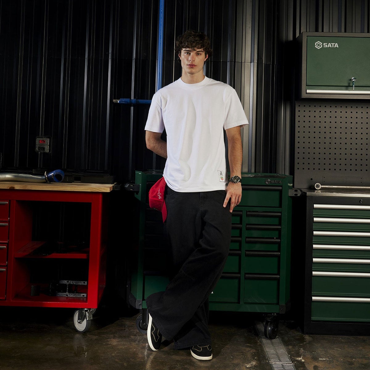 Ayrton Senna｜アイルトン・セナ タグ・ホイヤー オーバーサイズ デザインド トゥ ウィン Tシャツ｜ウェア｜ホワイト｜モデル着用