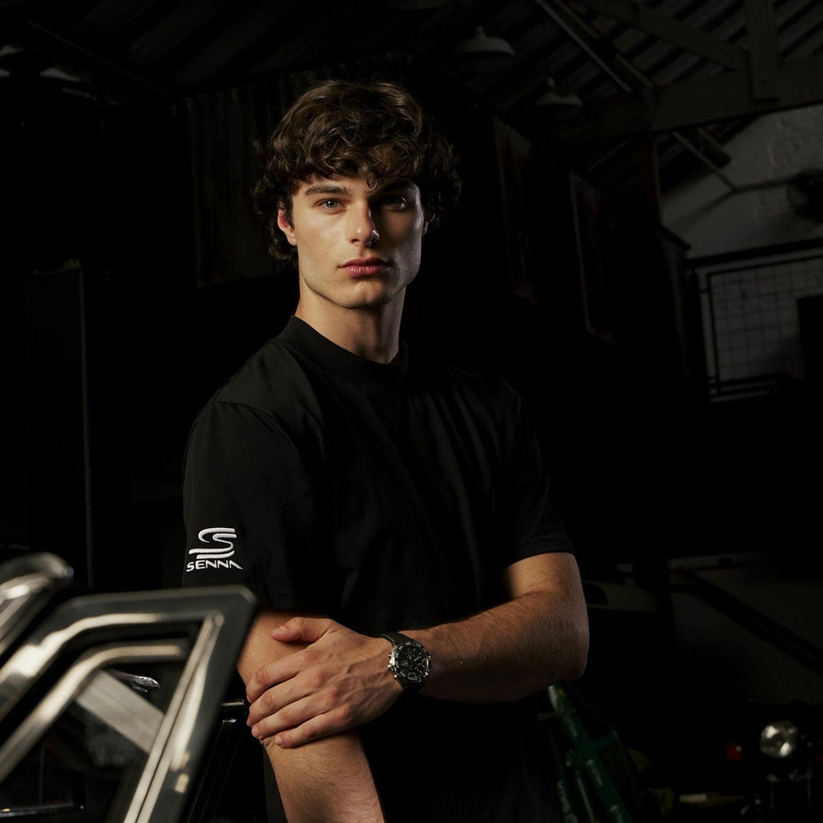 Ayrton Senna｜アイルトン・セナ×タグ・ホイヤー オーバーサイズ ヘルメット Tシャツ｜ウェア｜ブラック｜モデル着用