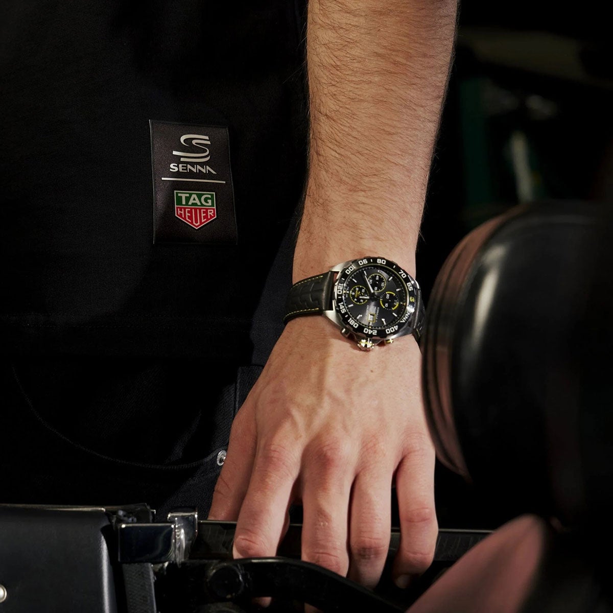 Ayrton Senna｜アイルトン・セナ×タグ・ホイヤー オーバーサイズ ヘルメット Tシャツ｜ウェア｜ブラック｜モデル着用