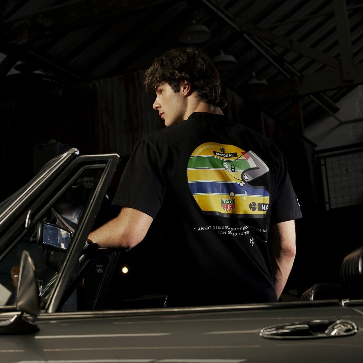 Ayrton Senna｜アイルトン・セナ×タグ・ホイヤー オーバーサイズ ヘルメット Tシャツ｜ウェア｜ブラック｜モデル着用