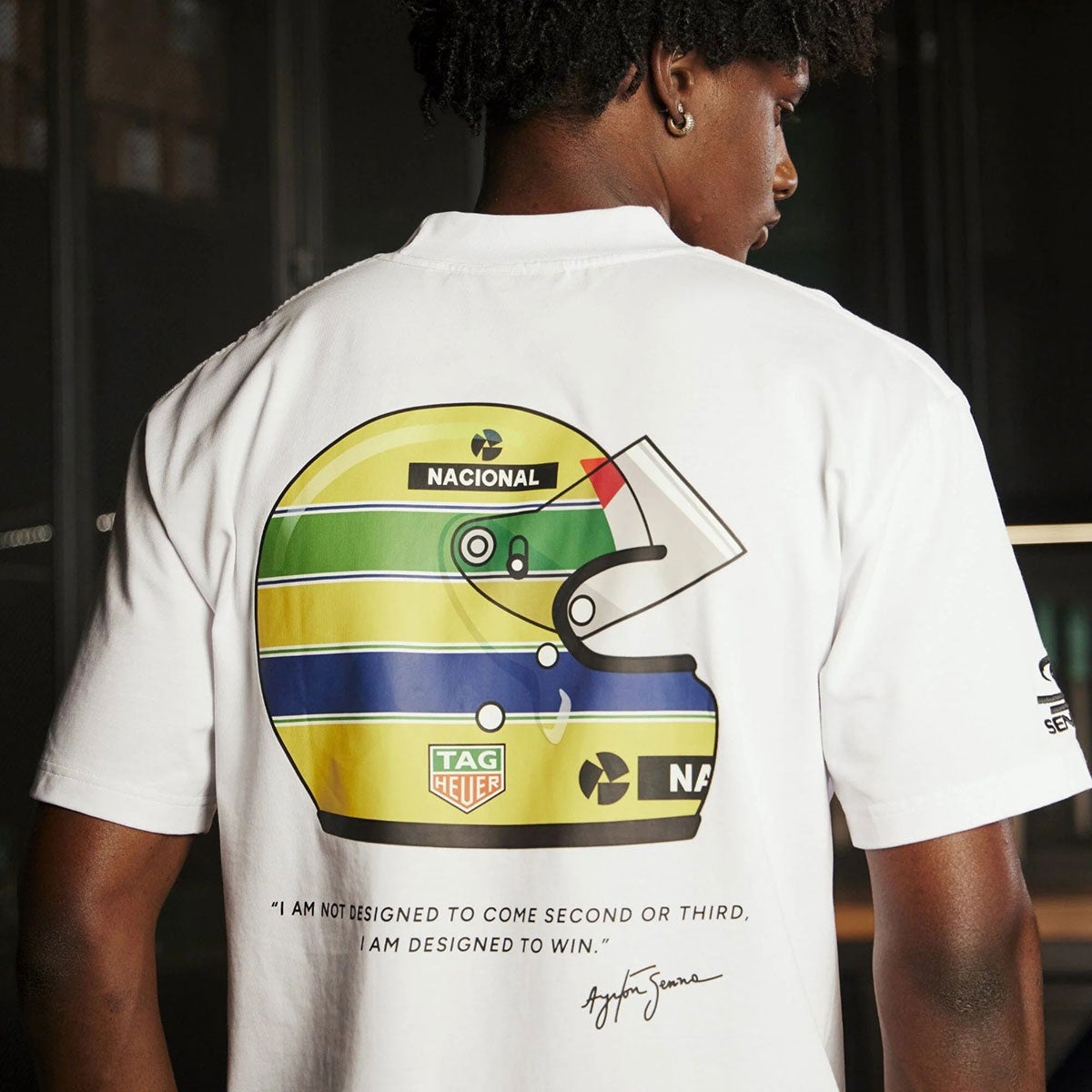 Ayrton Senna｜アイルトン・セナ×タグ・ホイヤー オーバーサイズ ヘルメット Tシャツ｜ウェア｜ホワイト｜モデル着用