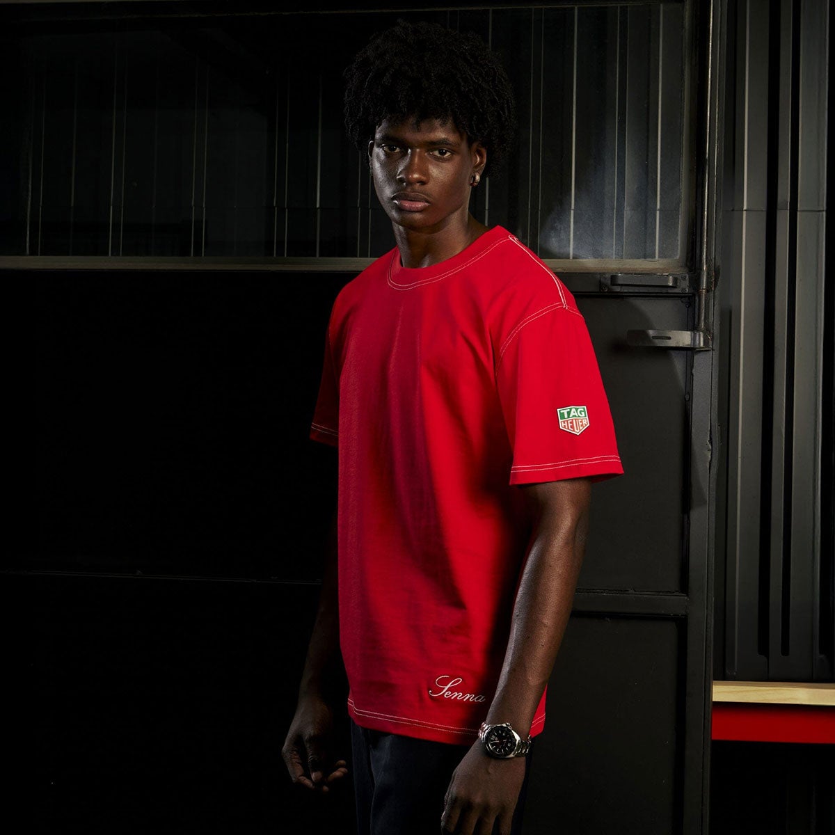 Ayrton Senna｜アイルトン・セナ×タグ・ホイヤー オーバーサイズ レーシング Tシャツ｜ウェア｜レッド｜モデル着用