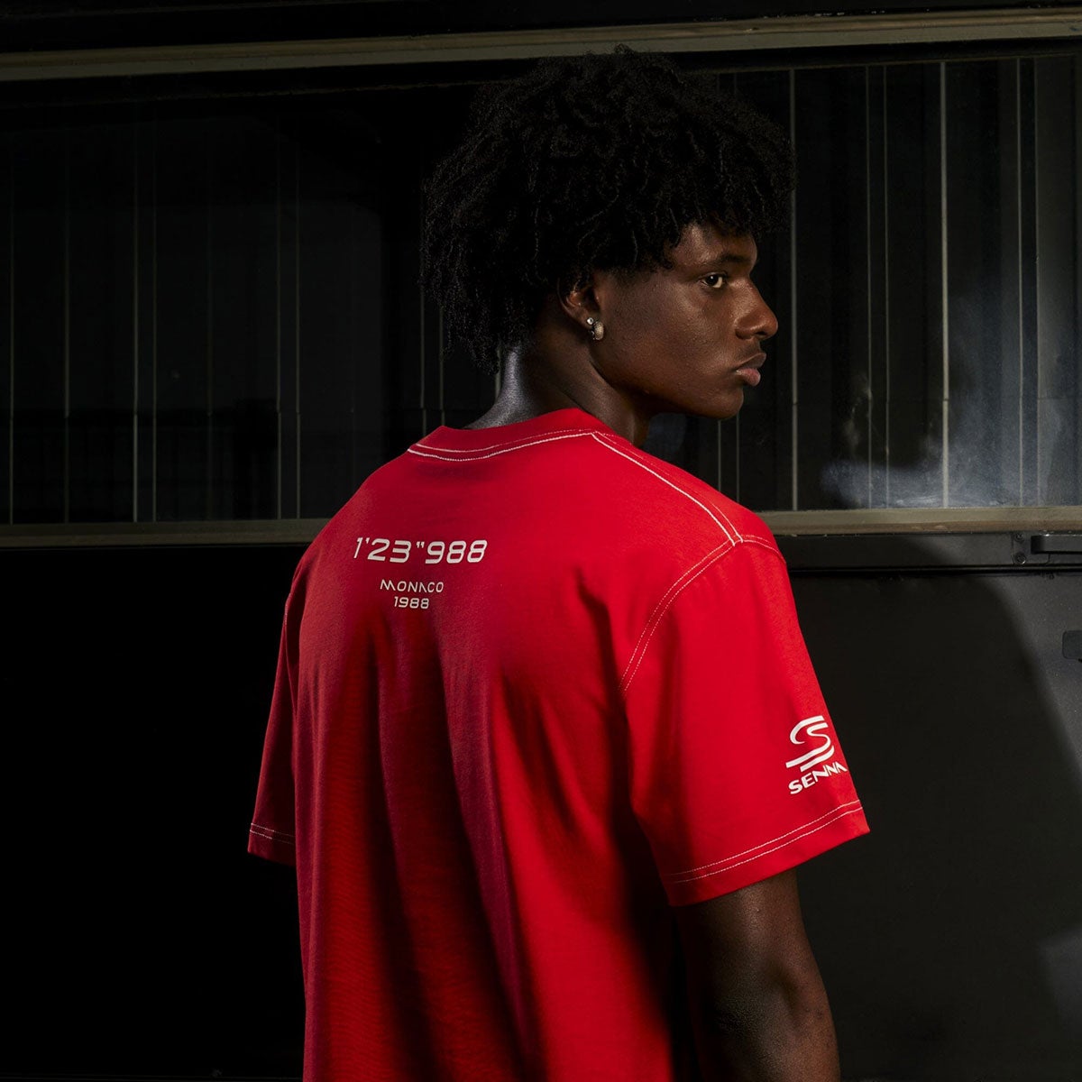 Ayrton Senna｜アイルトン・セナ×タグ・ホイヤー オーバーサイズ レーシング Tシャツ｜ウェア｜レッド｜モデル着用