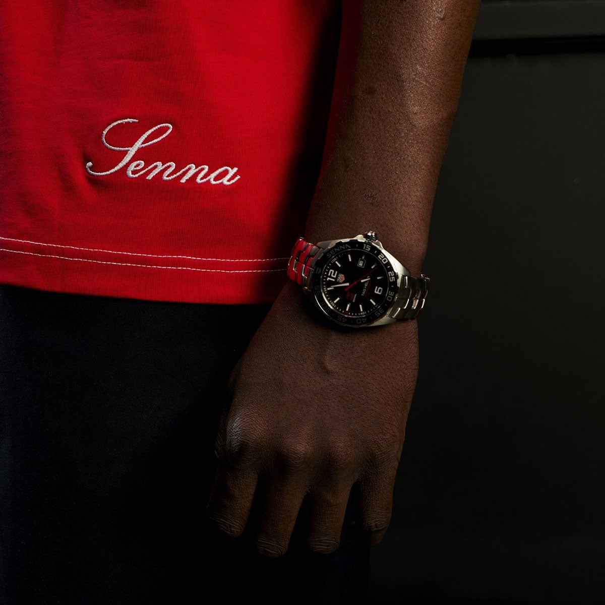 Ayrton Senna｜アイルトン・セナ×タグ・ホイヤー オーバーサイズ レーシング Tシャツ｜ウェア｜レッド｜モデル着用