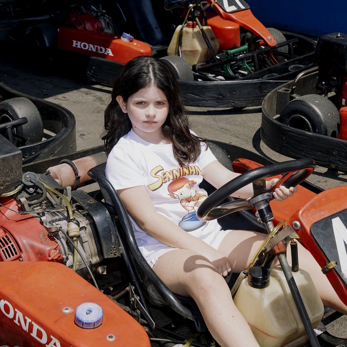 Ayrton Senna｜アイルトン・セナ セニーニャ フィギュア ジュニア Tシャツ｜ウェア｜ホワイト｜モデル着用