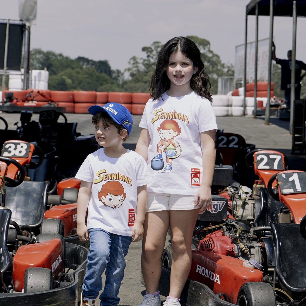 Ayrton Senna｜アイルトン・セナ セニーニャ フィギュア ジュニア Tシャツ｜ウェア｜ホワイト｜モデル着用