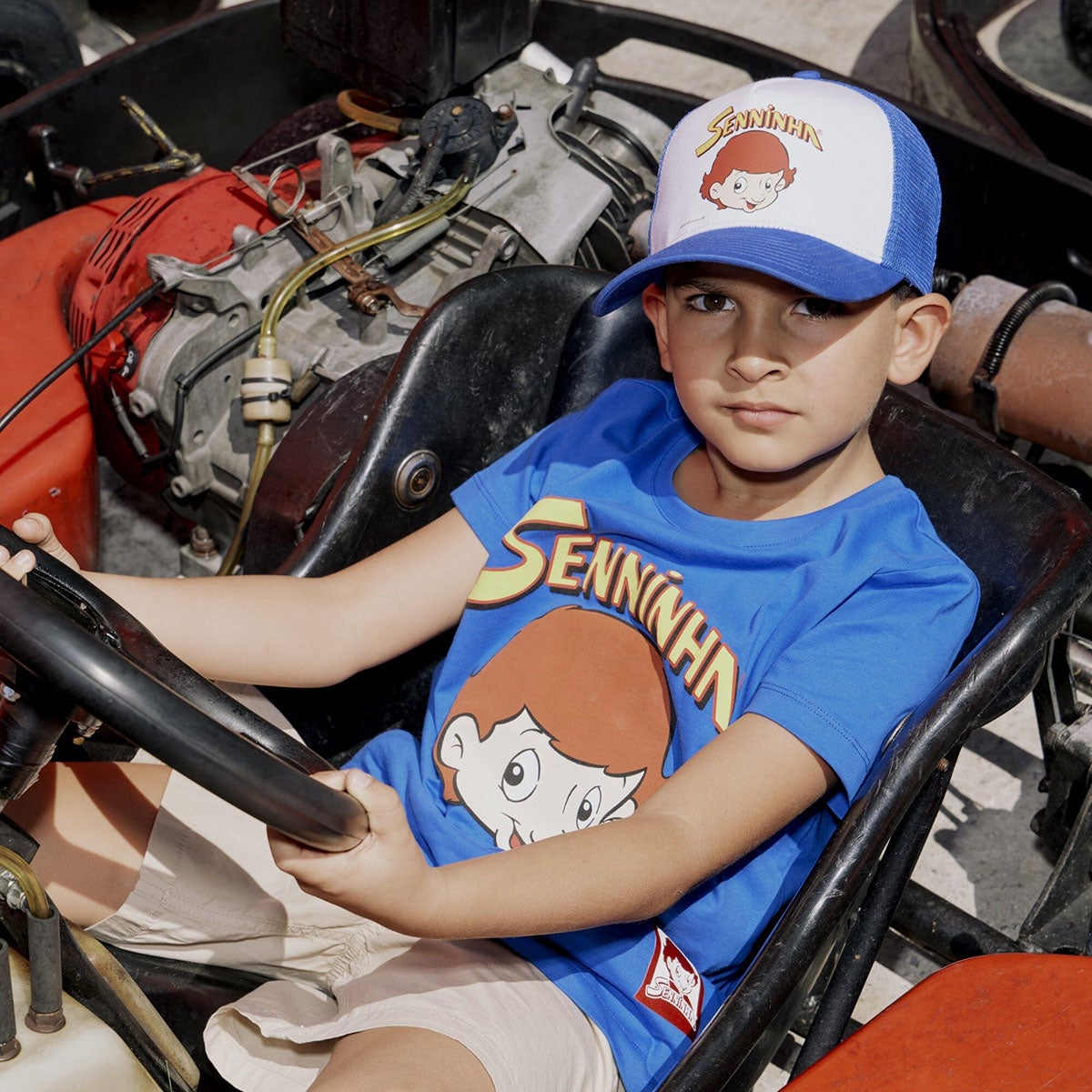 Ayrton Senna｜アイルトン・セナ セニーニャ フェイス ジュニア Tシャツ｜ウェア｜ブルー｜モデル着用