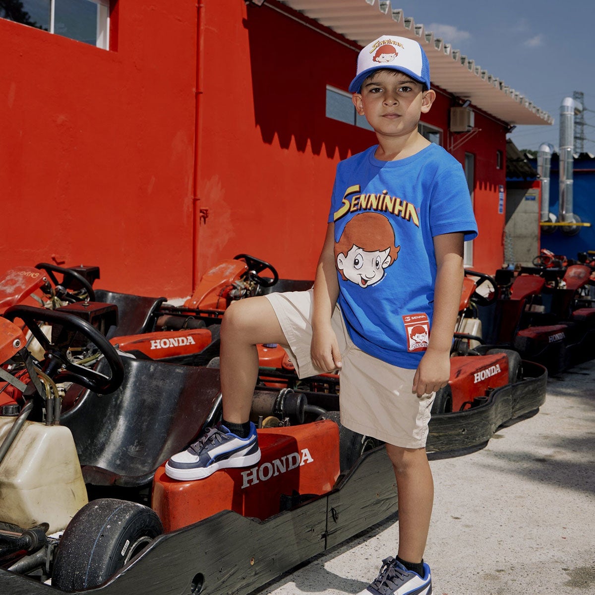 Ayrton Senna｜アイルトン・セナ セニーニャ フェイス ジュニア Tシャツ｜ウェア｜ブルー｜モデル着用