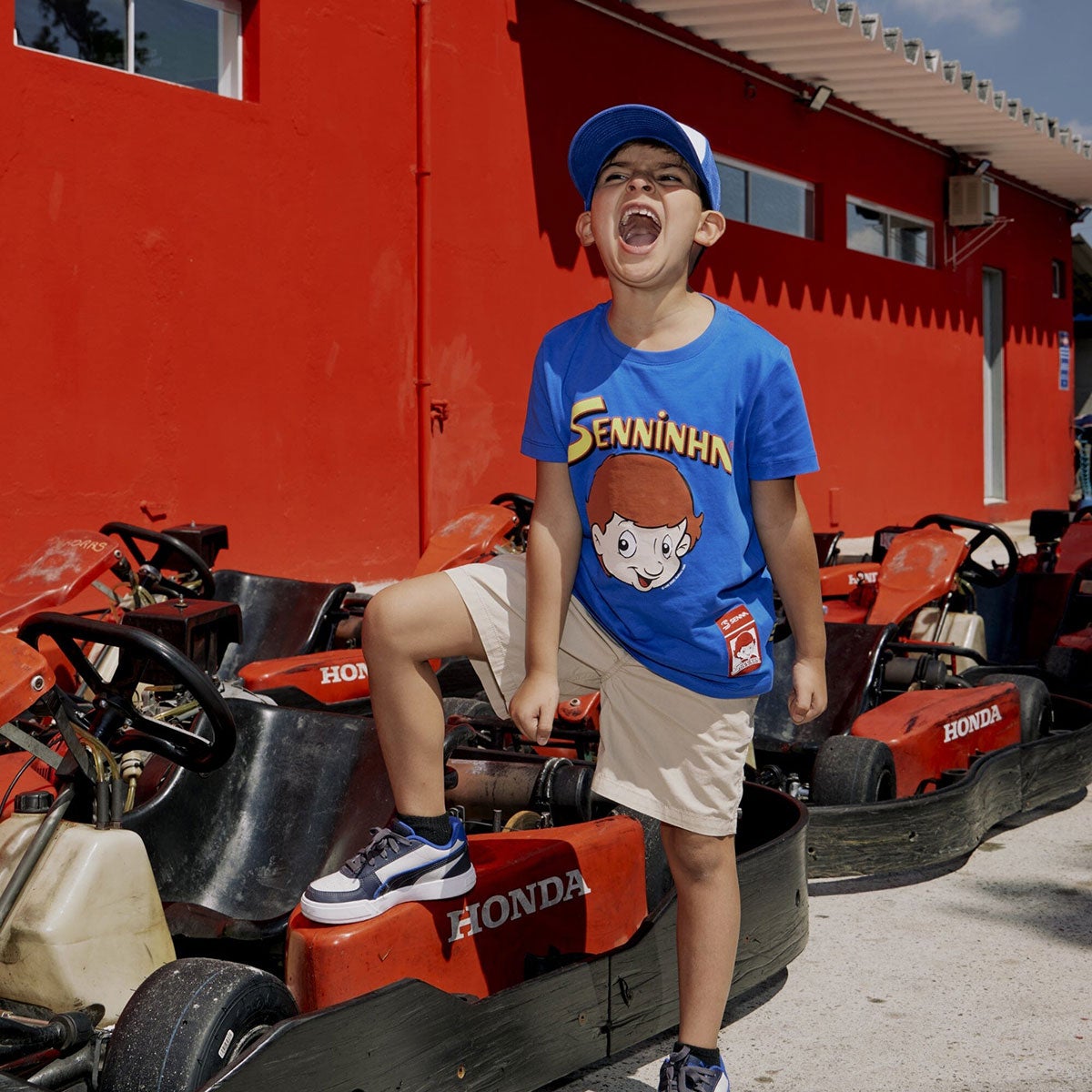 Ayrton Senna｜アイルトン・セナ セニーニャ フェイス ジュニア Tシャツ｜ウェア｜ブルー｜モデル着用