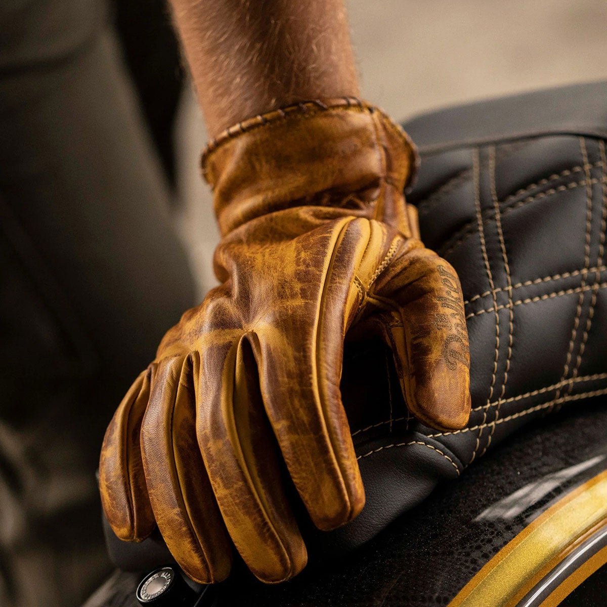 ROKKER｜マッカレン グローブ｜3シーズン｜ナチュラルイエロー｜モデル着用