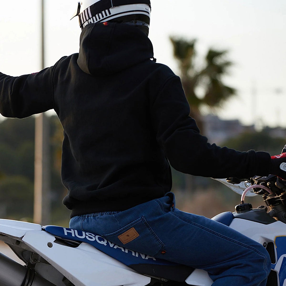 RIDING CULTURE｜ライディング フーディ｜トップス｜オレンジ×チェッカーボード｜モデル着用