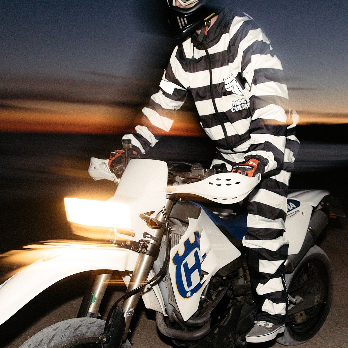 RIDING CULTURE｜ジェイミー レイン ジャケット｜レインウェア｜ブラック｜モデル着用