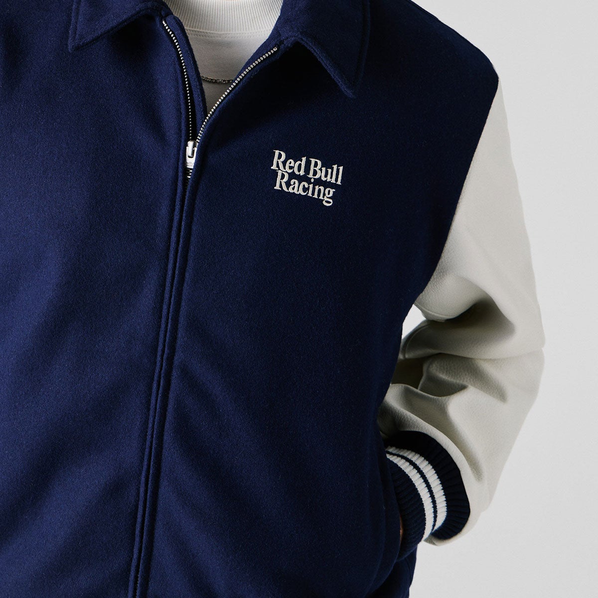 Pepe Jeans｜ぺぺ×レッドブル バーシティ ボンバー ジャケット｜アウター｜ネイビー｜モデル着用