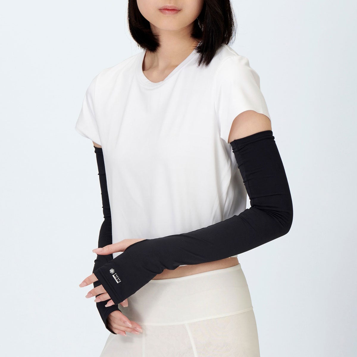 FREEZE TECH｜氷撃α 冷感アームカバー サムホールタイプ ロングタイプ 両腕用 White Black LIDEF FREEZE TECH｜雑貨｜ブラック｜モデル着用