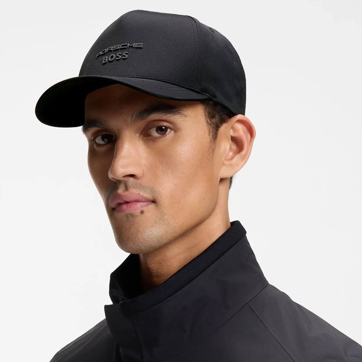 HUGO BOSS｜Porsche x BOSS ツイル キャップ ロゴディテール｜帽子｜ブラック｜モデル着用