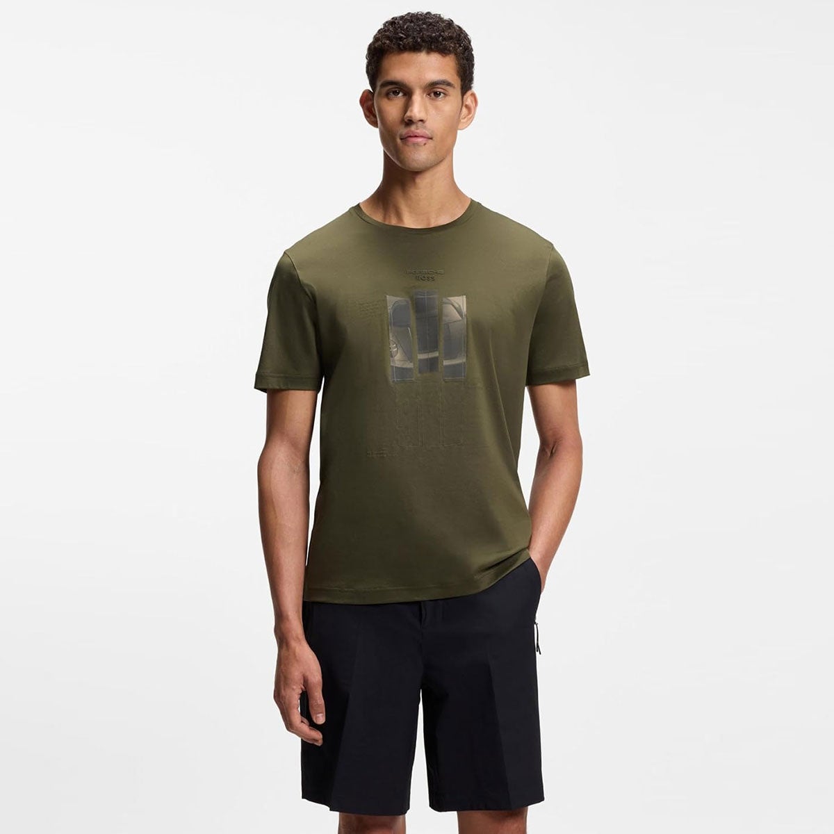 HUGO BOSS｜Porsche x BOSS シルケットコットン Tシャツ リフレクターグラフィック｜ウェア｜グリーン｜モデル着用