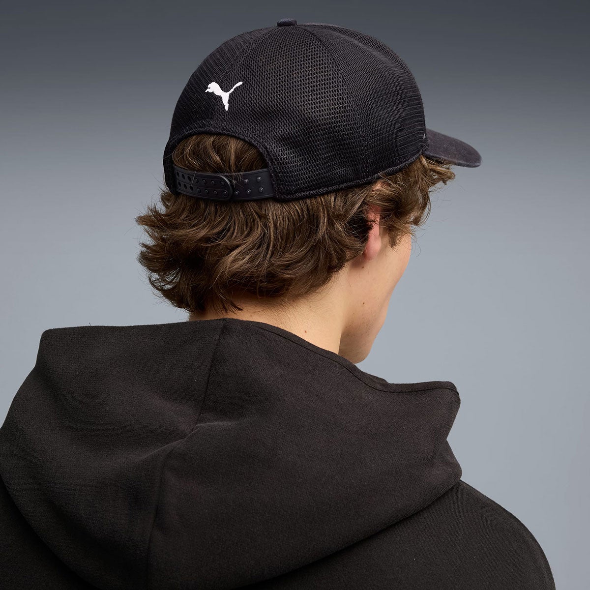 Ferrari｜スクーデリア フェラーリ トラッカー キャップ｜帽子｜ブラック｜モデル着用