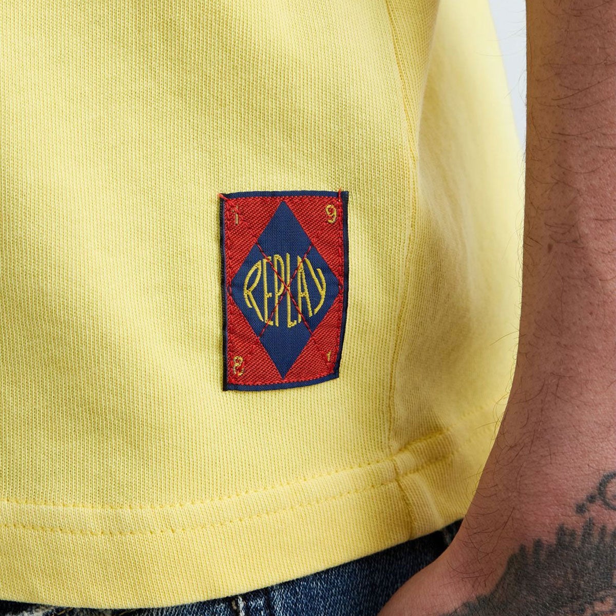 REPLAY｜モーターバイク プリント ジャージー Tシャツ｜トップス｜レモンイエロー｜モデル着用