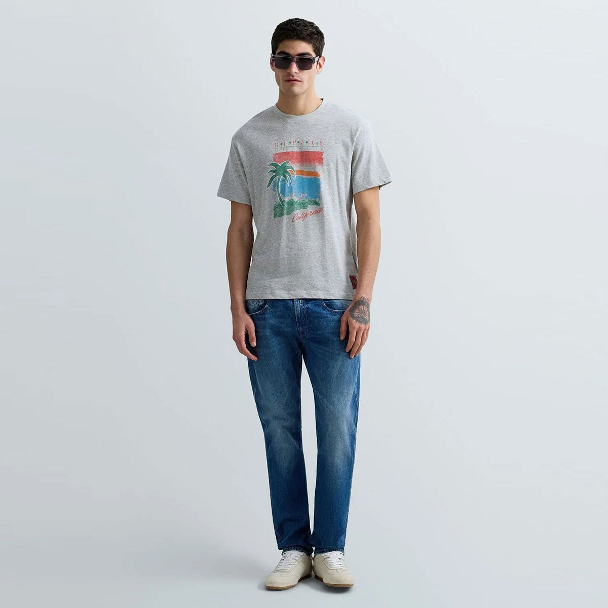 REPLAY｜カリフォルニア プリント ジャージー Tシャツ｜トップス｜グレーメランジ｜モデル着用