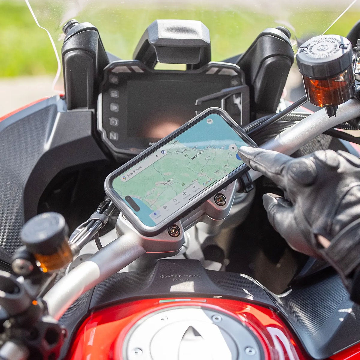 SP Connect｜IPHONE 17 / PRO / E / AIR  Xtreme スマートフォンケース｜雑貨｜iPhoneケース｜使用イメージ