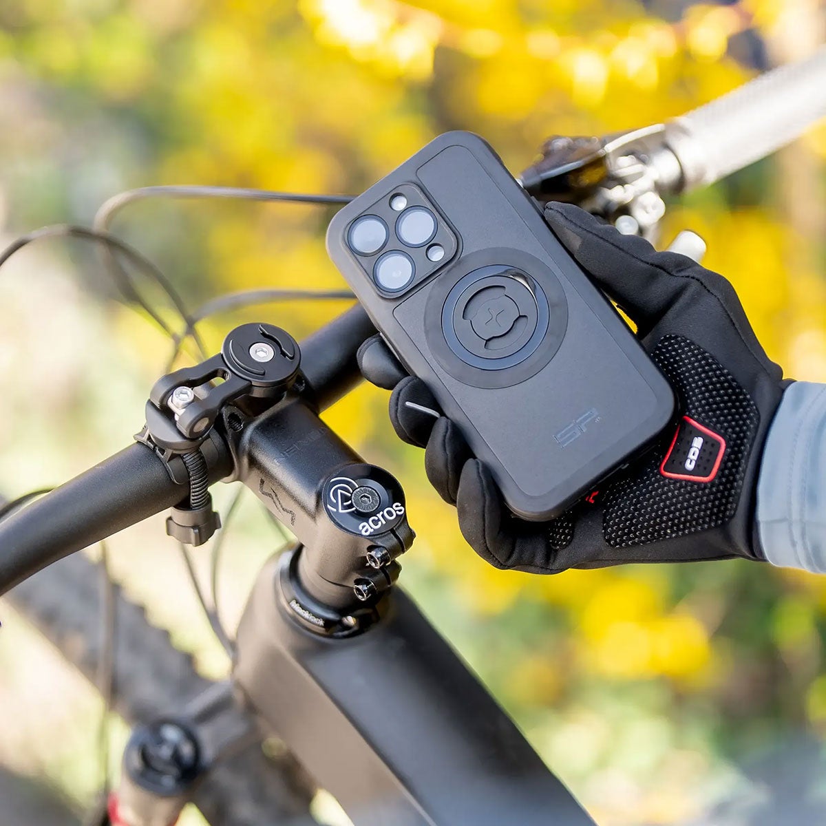 SP Connect｜IPHONE 17 / PRO / E / AIR  Xtreme スマートフォンケース｜雑貨｜iPhoneケース｜使用イメージ