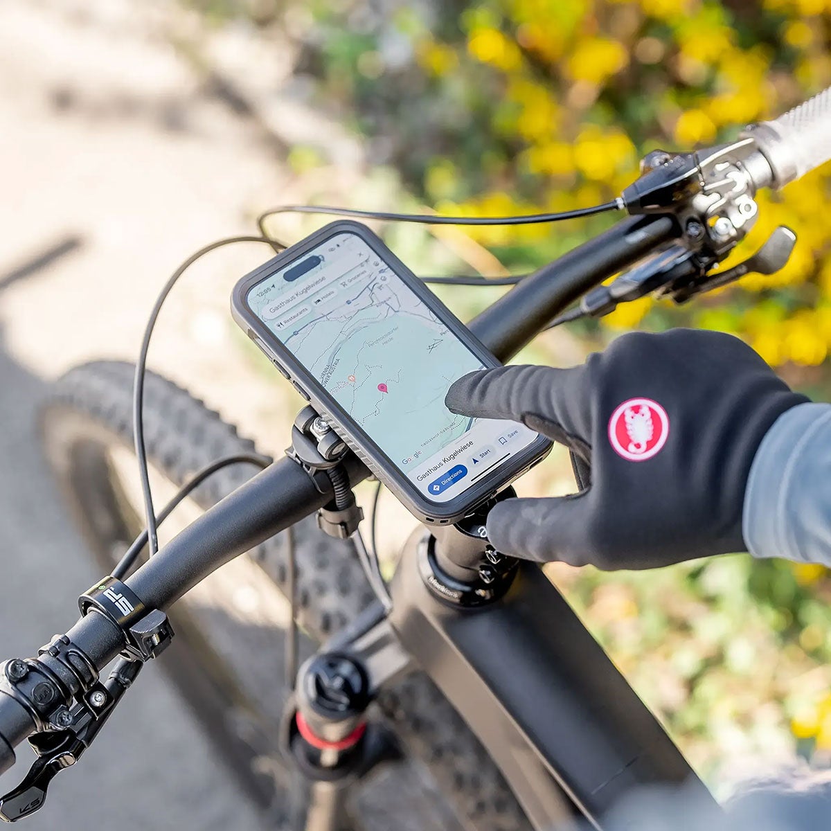 SP Connect｜IPHONE 17 / PRO / E / AIR  Xtreme スマートフォンケース｜雑貨｜iPhoneケース｜使用イメージ