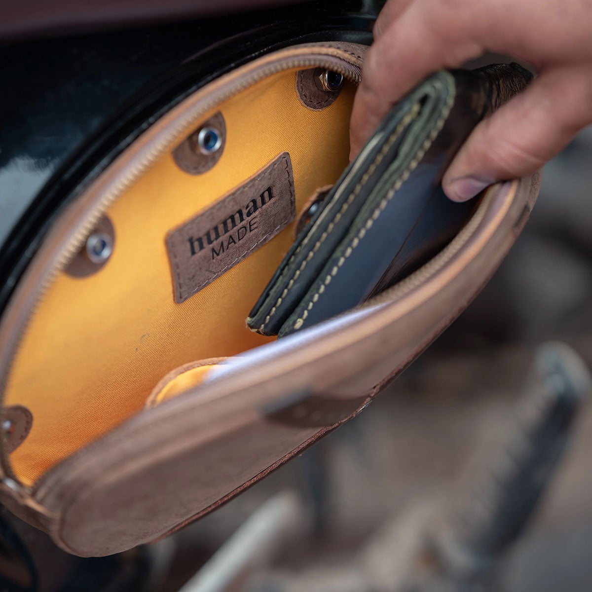 Trip Machine｜スクランブラー エッグ サイドパネルバッグ for トライアンフ スクランブラー400X / XC｜バッグ｜タバコブラウン｜使用イメージ