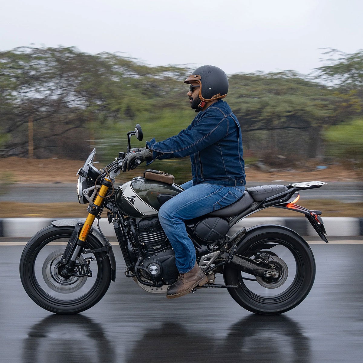 Trip Machine｜スクランブラー エッグ サイドパネルバッグ for トライアンフ スクランブラー400X / XC｜バッグ｜ブラック｜使用イメージ